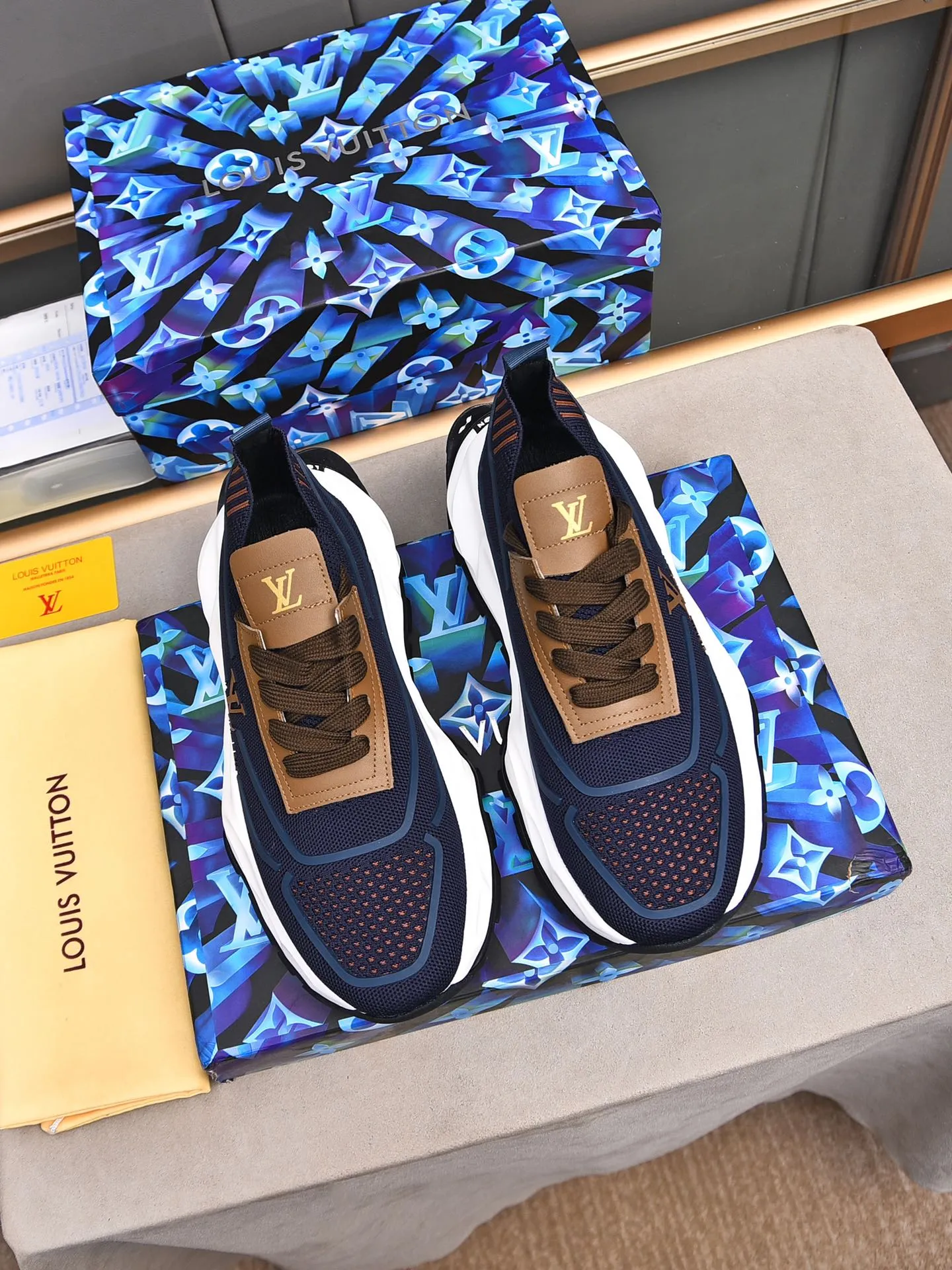 Men's shoes 💰500 LV high-end hot model 👍 Counter 1 design. The face is made of high-elastic fly knit + cowhide + imported glue! TPU outsole is easy to put on, light, comfortable and elastic, trendy and fashionable! ! ! 💪Multiple colors to choose from! Code number: 38-44 (45 46 customized)